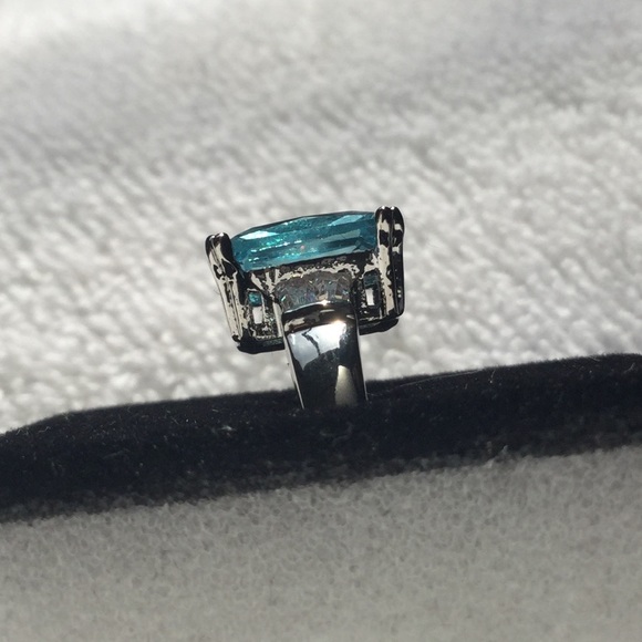 Aquamarine & White Topaz Gemstone Ring - Picture 5 of 8
